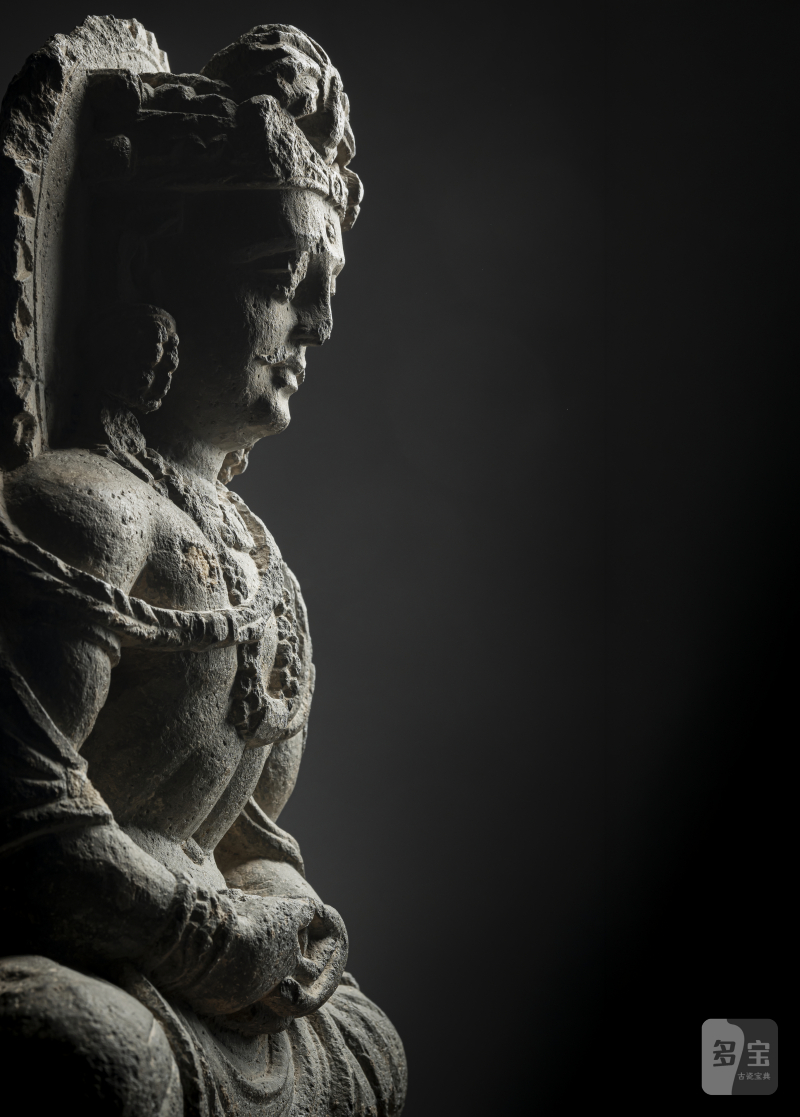A GREY SCHIST STONE FIGURE OF A BODHISATTVA - 图5